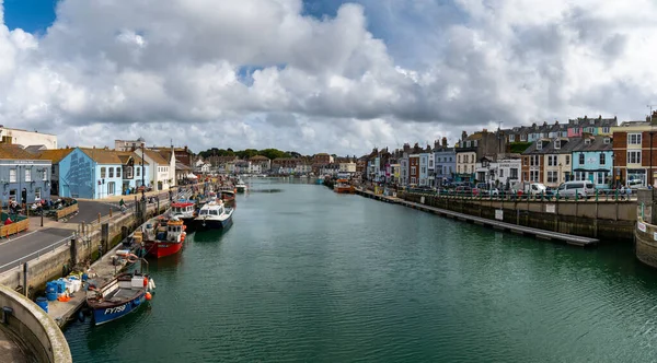 Weymouth, Birleşik Krallık - 7 Eylül 2022: Weymouth şehir merkezi ve Dorset 'teki Wey Nehri' nde balıkçı tekneleri