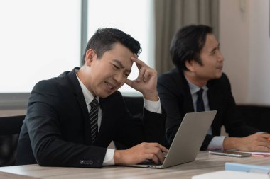 Asyalı işadamı konferans odasında sadece bir tanesine çok kızmış. İş adamları gergin ve işlerinde daha yorgun hissediyorlar, Migren, Fiziksel sağlık çalışmaya hazır değil..