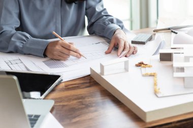 Konut tasarımları, konut tasarımcıları, ev mobilyaları, evde çalışma, inşaat maliyeti tahmini, ev modeli, en iyi arama analizi.