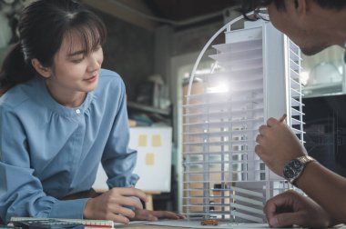 Mühendis ve Mimar, bina tasarımı kavramını tartışan kadınlar. İnşaat projesi için Modellik tasarım ofisinde tahmini. Seçici odak merkezi resmi.