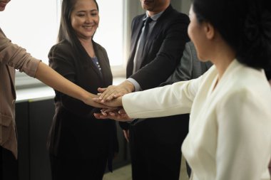 Ofisteki birçok iş arkadaşının yakın çekimi kendine güvenen ve gülümseyen elleri ofiste ahenkli eller, iş ekibi çalışması, ofis çalışanı konsepti..