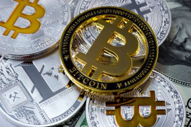 Altın ve gümüş sikkeler Bitcoin ve litekoin masanın üzerinde. 