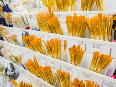 Mağazadaki sanatçı için birçok farklı sarı sanat fırçaları. Sanatçılar için araç gereç satışı kavramı, çeşitli fırça seçimi. Odaklanmayın