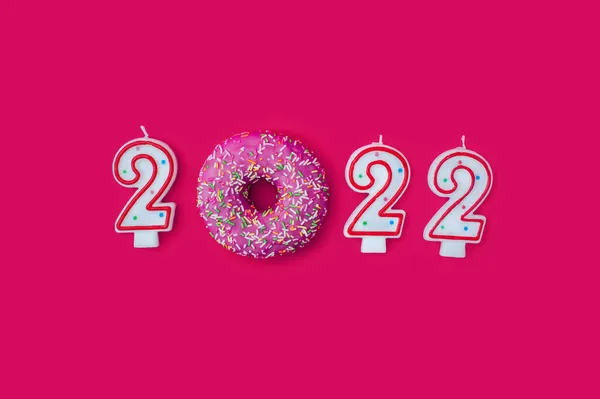 번호는 2022 고분홍색 배경은 도넛이다 위에서 크리스마스와 — 스톡 사진