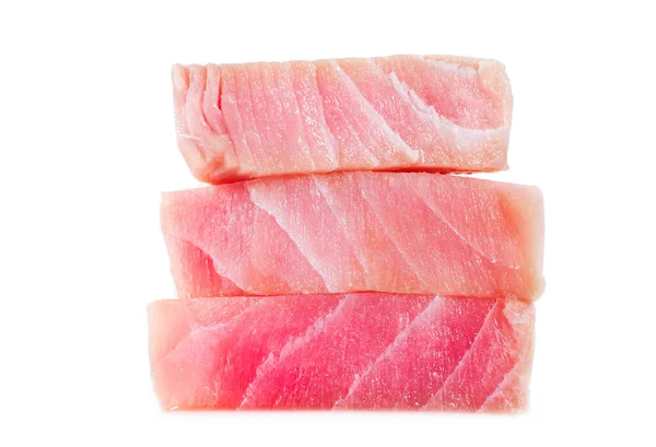 Taze pembe iştah açıcı ton balıklı biftekler. Beyaz arka planda izole edilmiş. Ton balığı sashimi. 