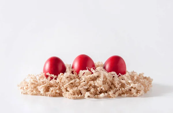 Huevos Pascua Rojos Pintados Nido Sobre Fondo Blanco — Foto de Stock