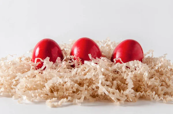 Huevos Pascua Rojos Pintados Nido Sobre Fondo Blanco — Foto de Stock
