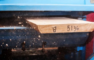 Marangozluk atölyesinde, kalınlık ölçer üzerinde çalışıyorum. planlama tahtası