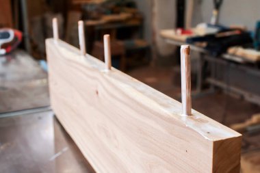 Marangozluk atölyesinde iki kalas birleştirmek. Dowel ve yapıştırıcı bağlantısı. Mobilya tahtalarının ve tezgahların imalatı. yumuşak odak