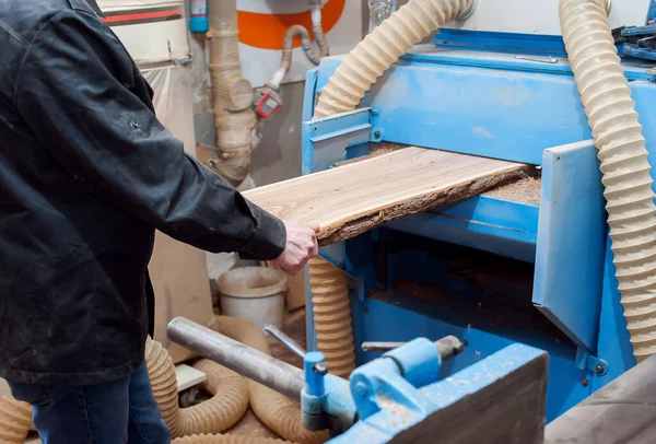 Male Carpenter Works Carpentry Workshop Thickness Gauge Planing Wood — Stock Photo, Image