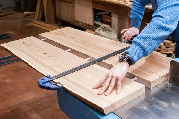 Carpinteiro Masculino Cola Duas Tábuas Uma Oficina Carpintaria Conexão Cavilha — Fotografia de Stock