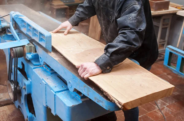 Carpinteiro Masculino Aplainando Uma Placa Jointer Uma Oficina Carpintaria Fotografias De Stock Royalty-Free