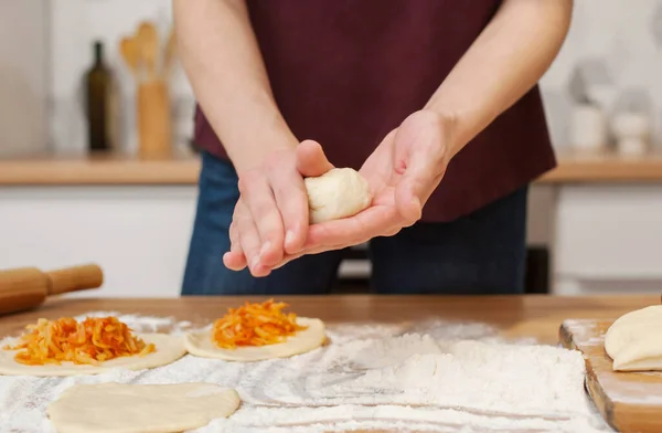 Ragazza Prepara Torte Casa Cucina Pasta Mano Vicino Focalizzazione Morbida — Foto Stock