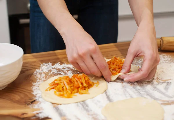 Κορίτσι Προετοιμασία Χορτοφαγικές Πίτες Γέμιση Στο Σπίτι Στην Κουζίνα Close — Φωτογραφία Αρχείου