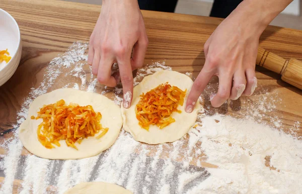 Meisje Bereidt Vegetarische Taarten Met Vulling Thuis Keuken Close — Stockfoto