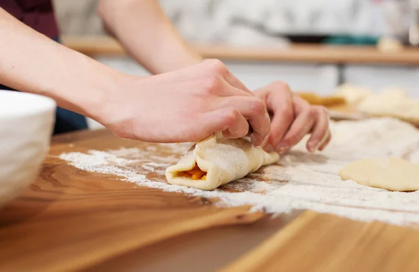 Κορίτσι Προετοιμασία Χορτοφαγικές Πίτες Γέμιση Στο Σπίτι Στην Κουζίνα Close — Φωτογραφία Αρχείου