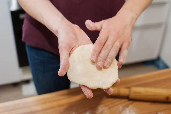 Das Mädchen Bereitet Hause Der Küche Kuchen Teig Den Händen — Stockfoto