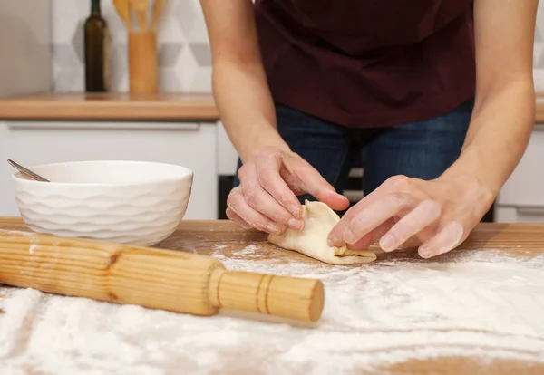 Chica Preparando Pasteles Vegetarianos Con Relleno Casa Cocina Cerca —  Fotos de Stock