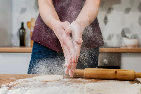 Μια Γυναίκα Στην Κουζίνα Ετοιμάζει Ζύμη Και Χτυπάει Χέρια Της — Φωτογραφία Αρχείου