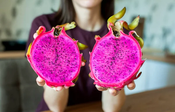 Het Meisje Houdt Haar Handen Een Gesneden Drakenvrucht Pitahaya Thuis — Stockfoto