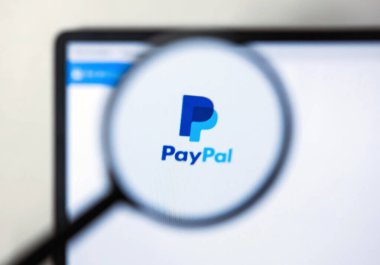 Voronezh - 2 Mart 2022 Monitör ekranındaki Paypal logosu büyüteçle