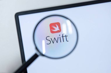 Voronezh, Rusya - 2 Mart 2022 SWIFT uygulaması büyüteç altında bir bilgisayar monitöründe