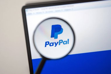 Voronezh - 2 Mart 2022 Monitör ekranındaki Paypal logosu büyüteçle