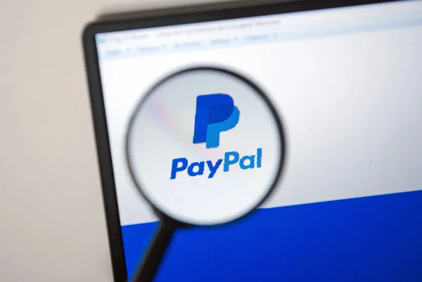 Voroněž Března 2022 Logo Paypal Monitoru Přes Lupu Stock Snímky
