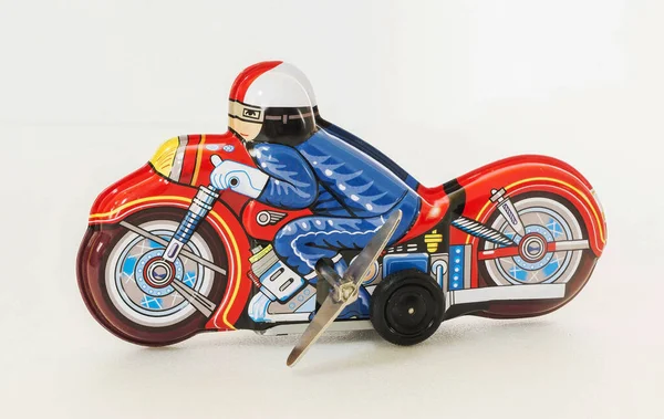Eski model oyuncak motosiklet, teneke oyuncak motosiklet, izole edilmiş beyaz...