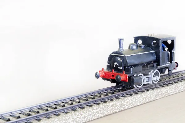 蒸汽火车头模型 蒸汽火车头模型和火车轨道被切断 — 图库照片