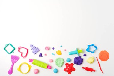 oyuncakların arkaplan çerçevesi, beyaz üzerine çocuk eğitim oyuncakları, plastikli oyunlar, kopyalama alanı