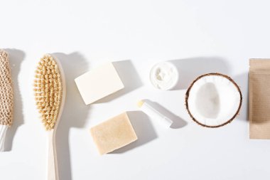 Üst görünüm doğal organik vücut, beyaz arka planda yüz bakımı ürünü, eko kozmetik bileşimi