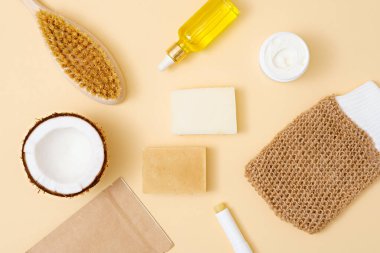 Üst görünüm eko kozmetik bileşimi, bej arka planda vücut bakımı için organik doğal ürünler