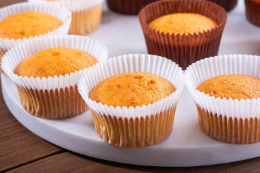 Beyaz mermer tahtada ev yapımı kapkekler, tatlı pastalar.