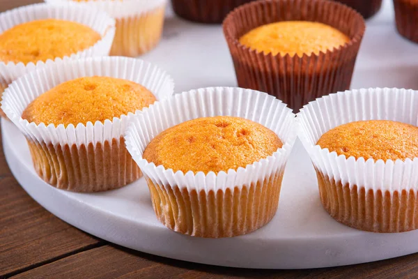 Beyaz mermer tahtada ev yapımı kapkekler, tatlı pastalar.