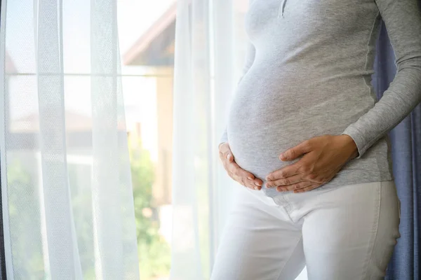 Donna Incinta Con Mani Sulla Pancia Piedi Vicino Alla Finestra — Foto Stock