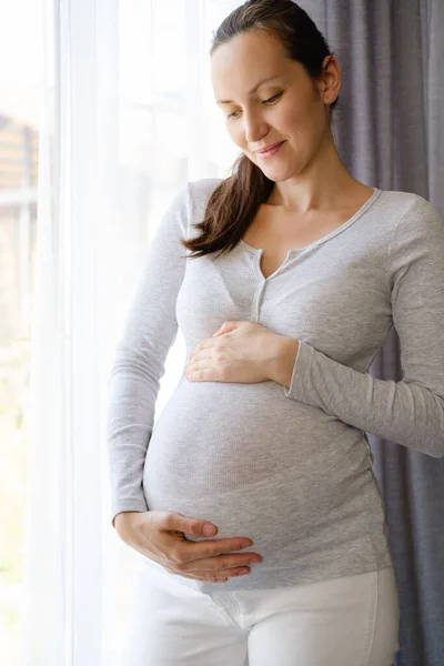 Vertical Caucásico Feliz Embarazada Con Las Manos Vientre Pie Cerca — Foto de Stock