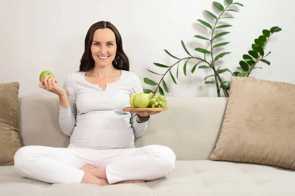 Smiling Caucasian Pregnant Woman Sitting Couch Fruit Plate Arm Healthy — Stock Photo, Image