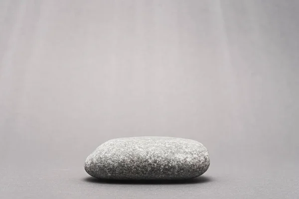 Ein Grauer Stein Kieselpodest Auf Grauem Hintergrund Für Produktpräsentation Mit Stockfoto