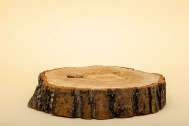 bej arka planda bir yuvarlak ahşap podyum veya platform, vitrin