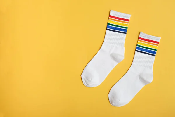 上から見る白い綿の靴下と虹色の背景 Lgbtqのシンボル ギフトのアイデア — ストック写真
