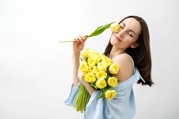 Portrait Beautiful Woman Closed Eyes Enjoying Bouquet Flowers Yellow Tulips — Stock Photo, Image