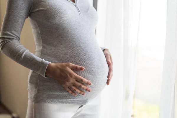 Primer Plano Mujer Embarazada Sudadera Gris Con Las Manos Vientre — Foto de Stock