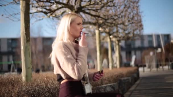 Fiatal Gyönyörű Elbűvölő Dohányzik Cigaretta Utcán Szőke Fehér Kabát Modern — Stock videók