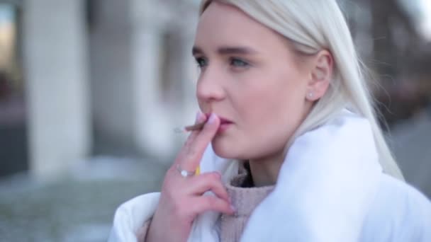 Fiatal Gyönyörű Elbűvölő Dohányzik Cigaretta Utcán Szőke Fehér Kabát Modern — Stock videók