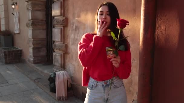 Fiatal Gyönyörű Ázsiai Lány Dohányzik Cigaretta Utcán Piros Pulóver Vörös — Stock videók