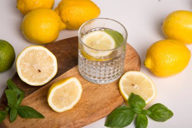 Limonata malzemeleri masanın üzerinde: limon, limon, nane, şeker. Bir bardak ve ferahlatıcı bir yaz içeceği sürahisi. Evde içki hazırlıyorum..