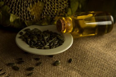 Ayçiçeği, ayçiçeği tohumu, ayçiçeği yağı, yağ üretimi, cam ayçiçeği yağı masanın üstünde, köy, ahşap zemin, bol masa örtüsü