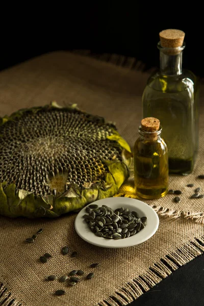 Zonnebloem Zonnebloempitten Zonnebloemolie Olieproductie Glazen Fles Zonnebloemolie Staat Tafel Dorp — Stockfoto