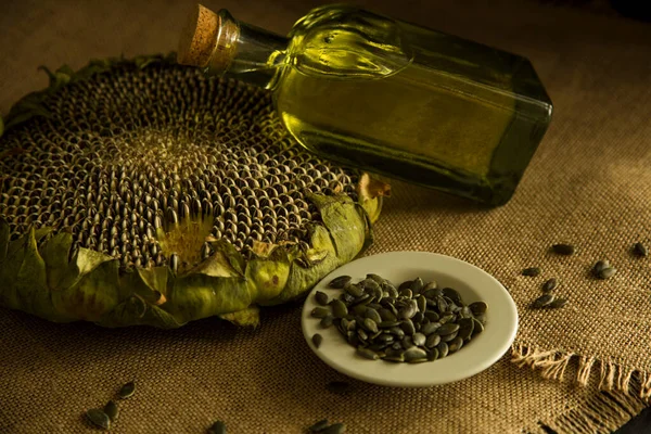 Ayçiçeği, ayçiçeği tohumu, ayçiçeği yağı, yağ üretimi, cam ayçiçeği yağı masanın üstünde, köy, ahşap zemin, bol masa örtüsü